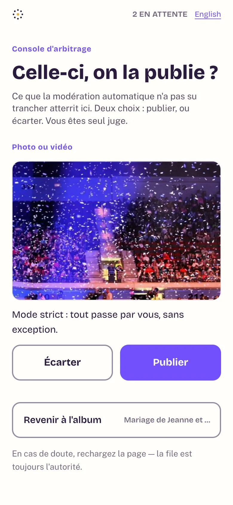 La console d'arbitrage avec une photo en attente et les boutons Écarter et Publier